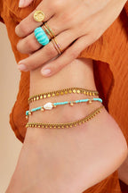 Enkelband van roestvrij staal met stippen - gedragen om de enkel van een model