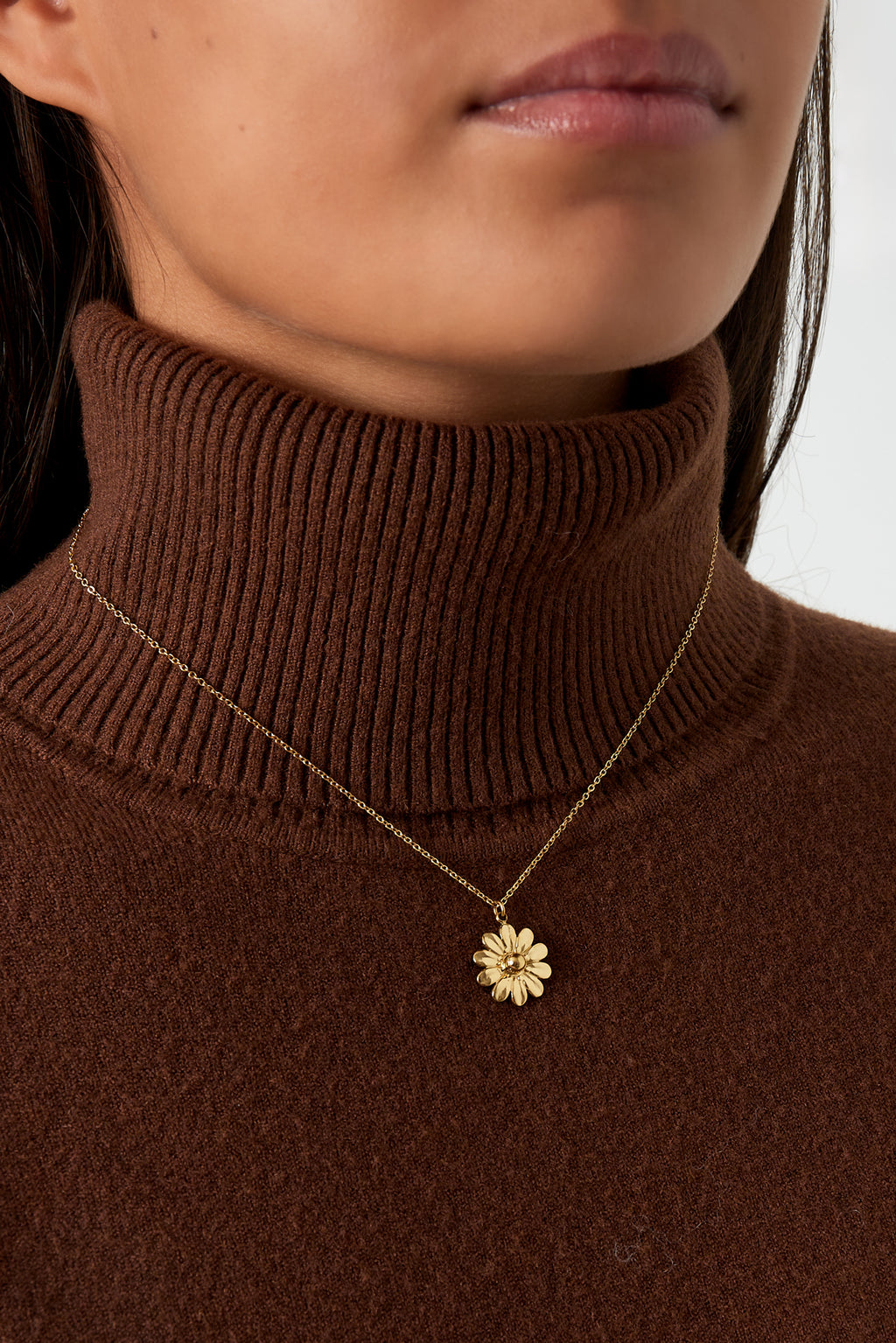 Blossom Bliss ketting - gedragen om de hals van een model