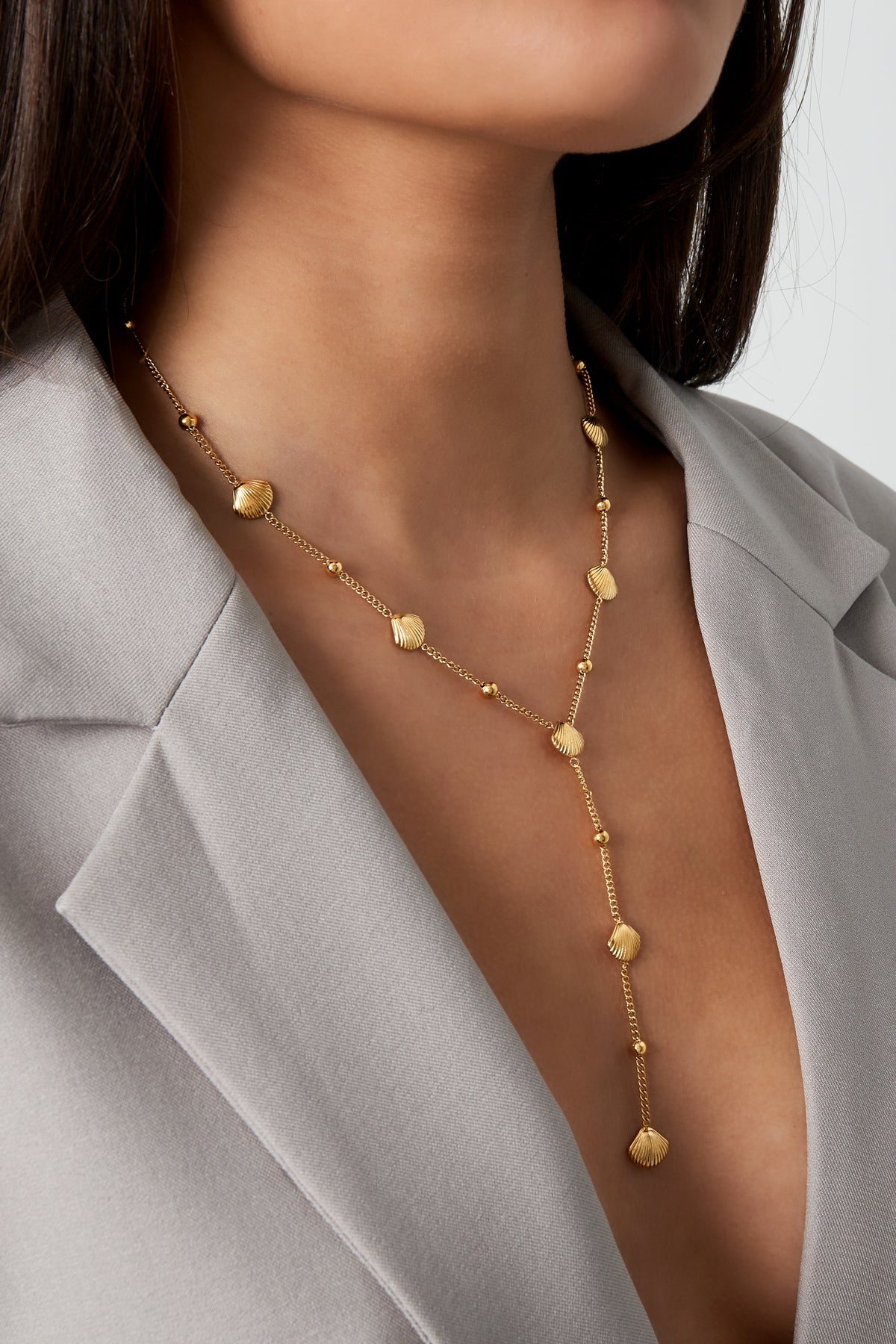 shell serenade ketting - Goud - gedragen om de hals van een model