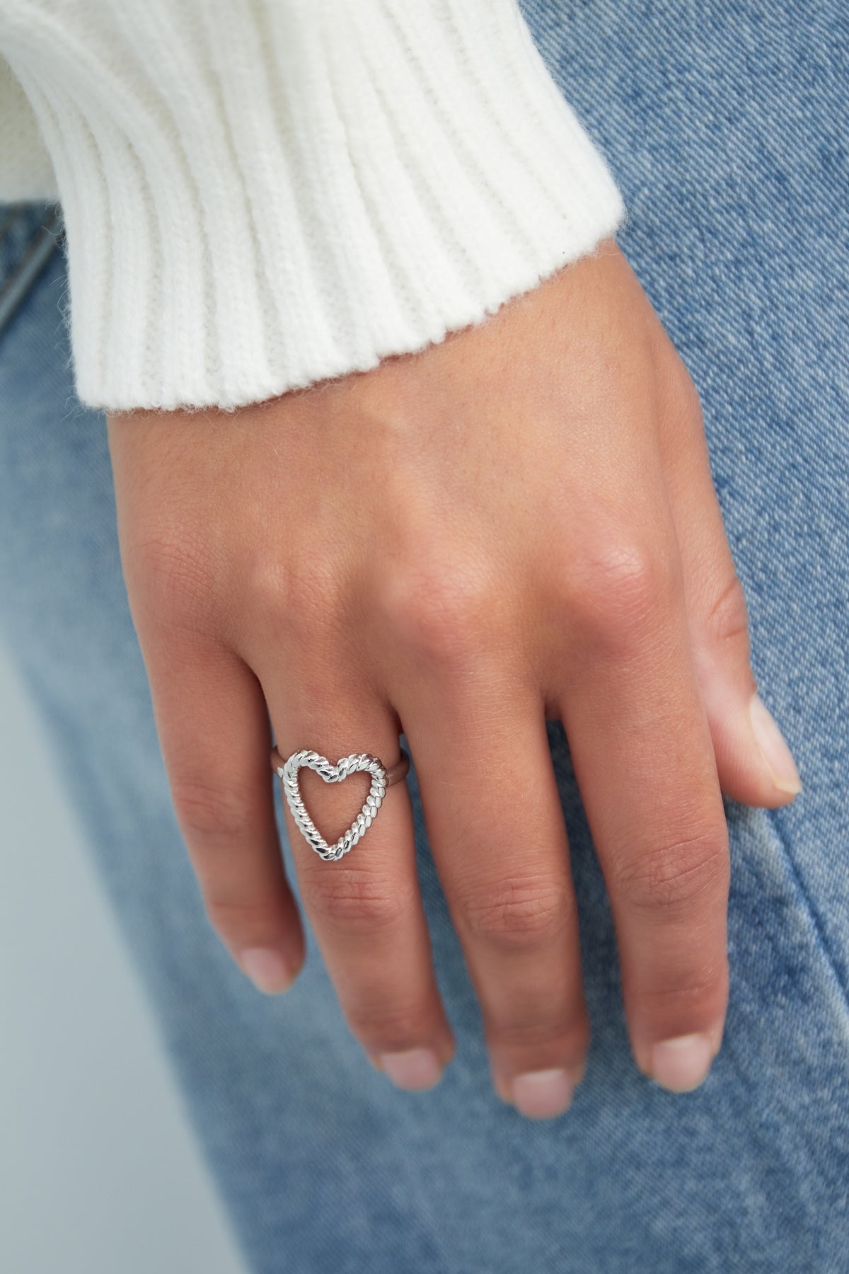 Change of Heart ring - zilver - om de vinger van een model