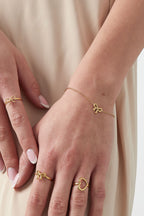 armband bow life - goud - gedragen om de arm van een model