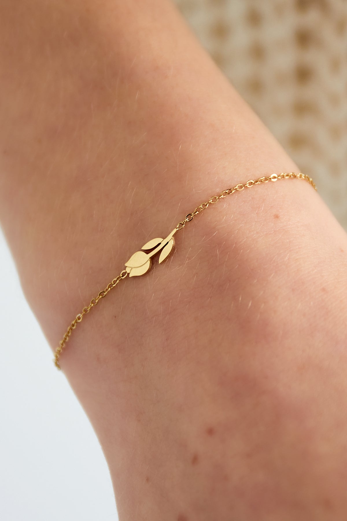 tulpen armband - goud - gedragen om de arm van een model