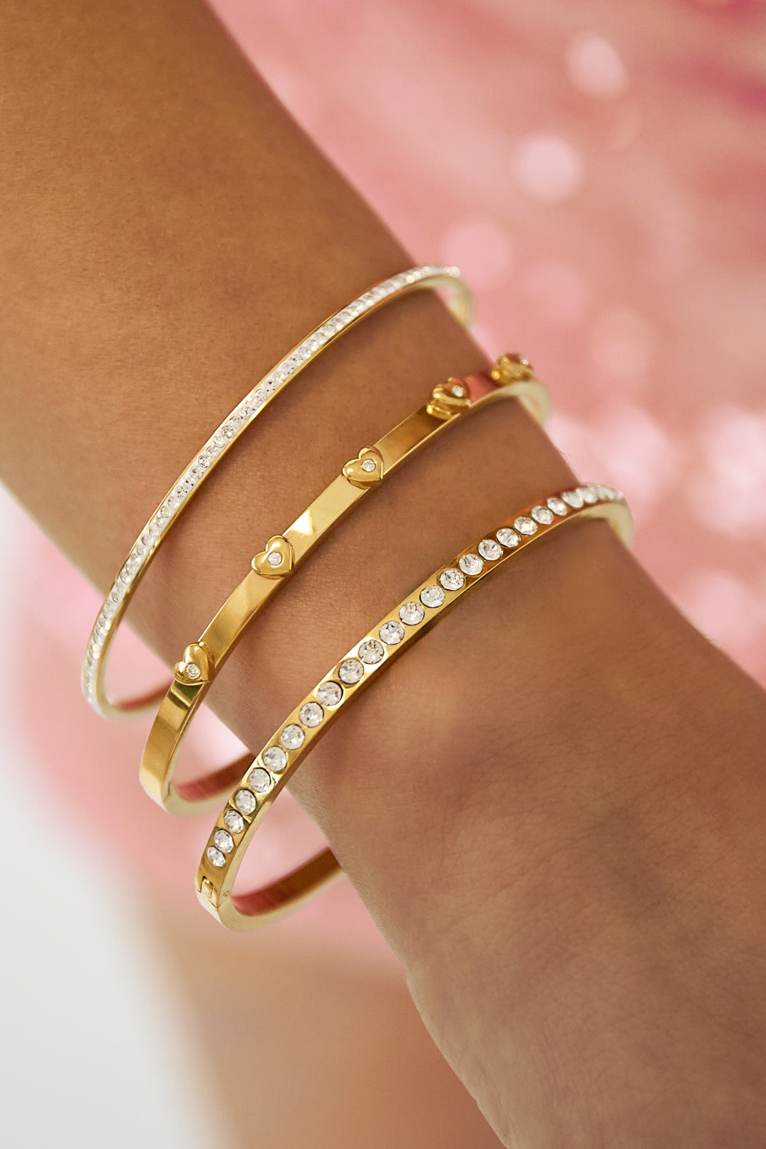 Armband met hartdetails - gedragen om de arm van een model