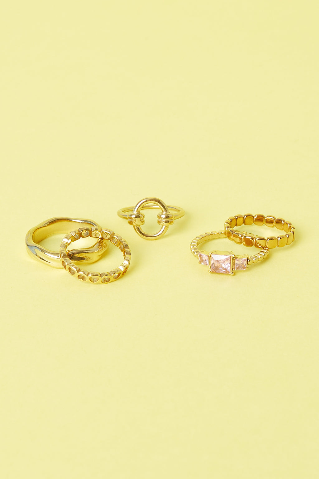 Ringen van roestvrij staal – Minimalistisch met cirkel – samen met een groepje ringen neergelegd