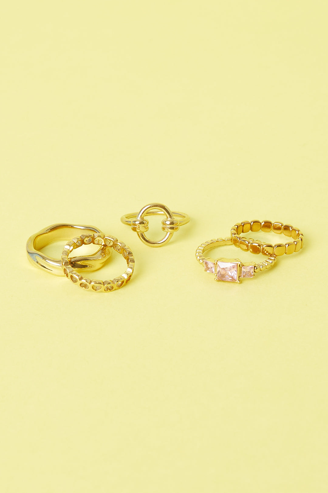 Ringen van roestvrij staal – Minimalistisch met cirkel – samen met een groepje ringen neergelegd