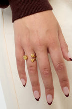 Roestvrijstalen minimalistische ringen Hart - goud - gedragen om de vinger van een model