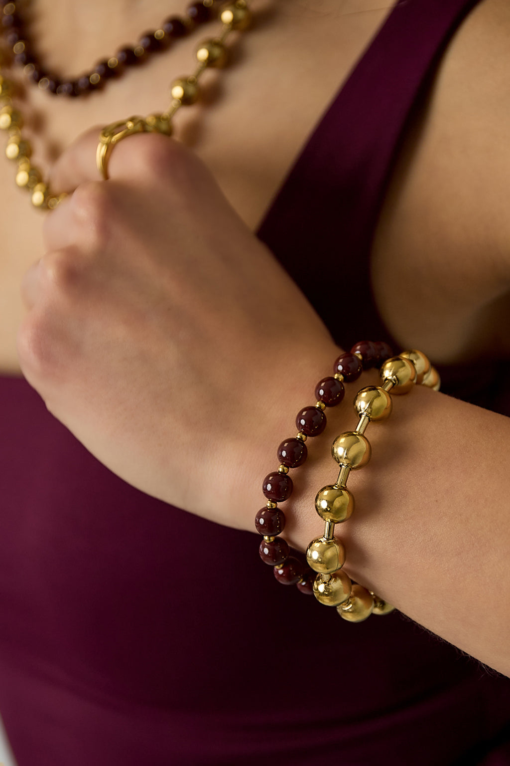 Dubbele kralenarmband - koffie bruin - gedragen