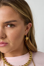 Oorringen met hartje - goud - gedragen in het oor van een model voor aanzicht