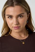 Gelaagde ketting met hartbedeltje - goud - gedragen om de hals van een model vooraanzicht