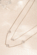 flowery ketting - zilver - neergelegd op een stenen oppervlak