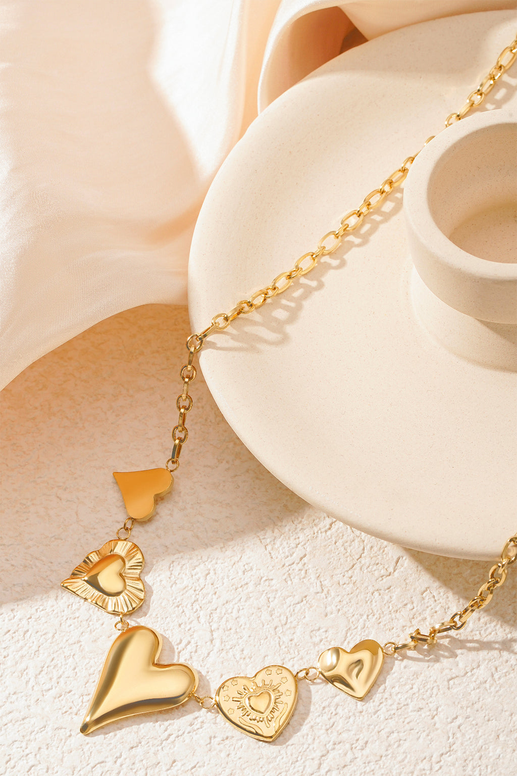 give me all your love ketting - goud - neergelegd op een ondergrond