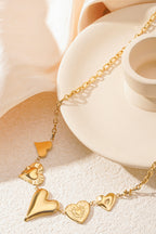 give me all your love ketting - goud - neergelegd op een ondergrond