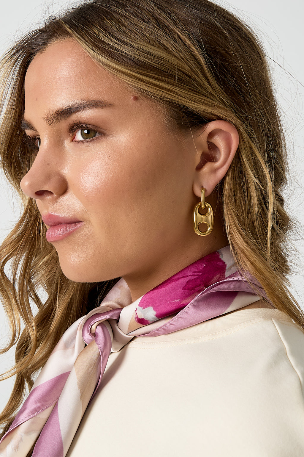 Oorbellen met knoopdetail - gedragen in het oor van een model