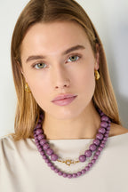 Ketting met grote kralen en sluiting aan de voorkant – 15 mm - paars - gedragen om de hals van een model