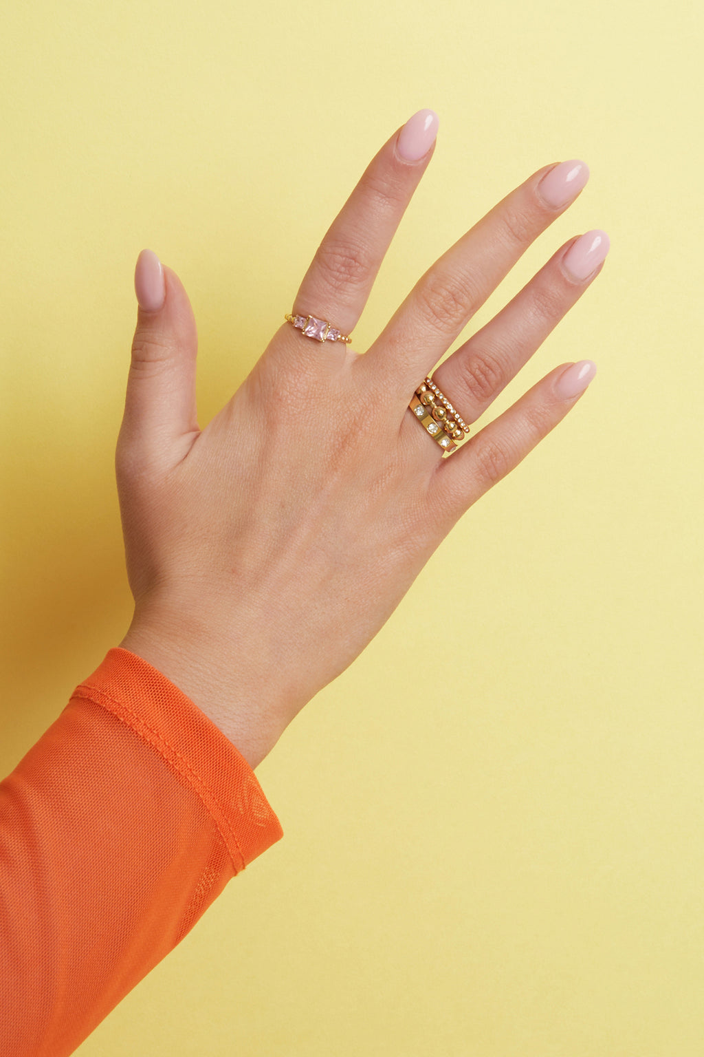 Ringen van roestvrij staal – Minimalistisch met cirkel – Eenvoudig en dagelijks draagbaar - gedragen om de vinger van een model arm van links