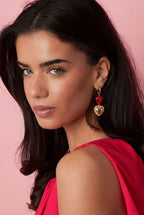 Oorbellen met hartvormige hanger - wijn rood- gedragen in het oor van een model