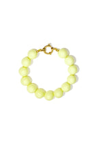 Armband met grote kralen en sluiting aan de voorkant - licht geel
