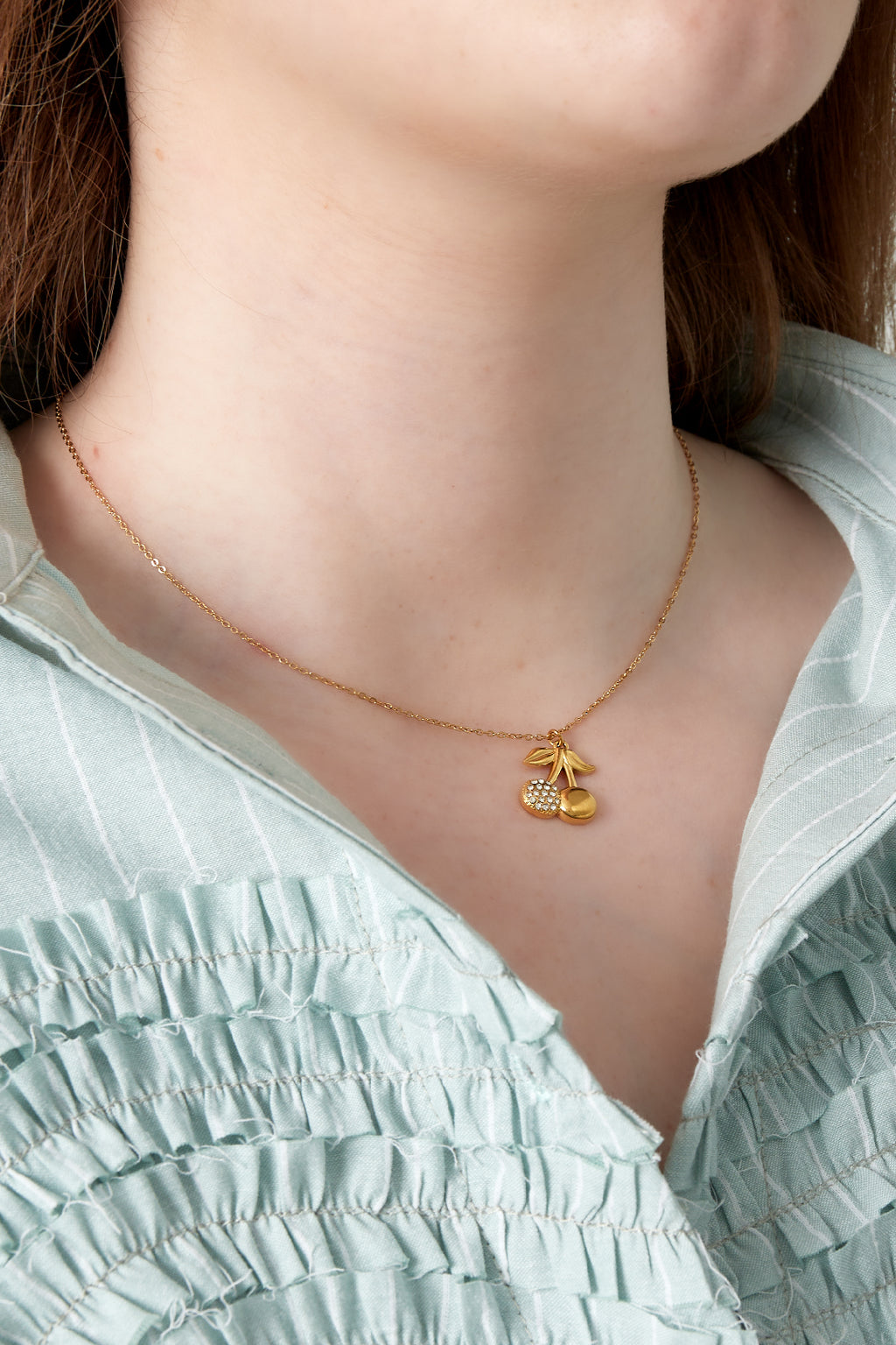 Glitter kersen ketting - goud - gedragen om de hals van een model