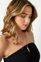 Ketting met bewegend visbedeltje - goud - gedragen om de hals van een model