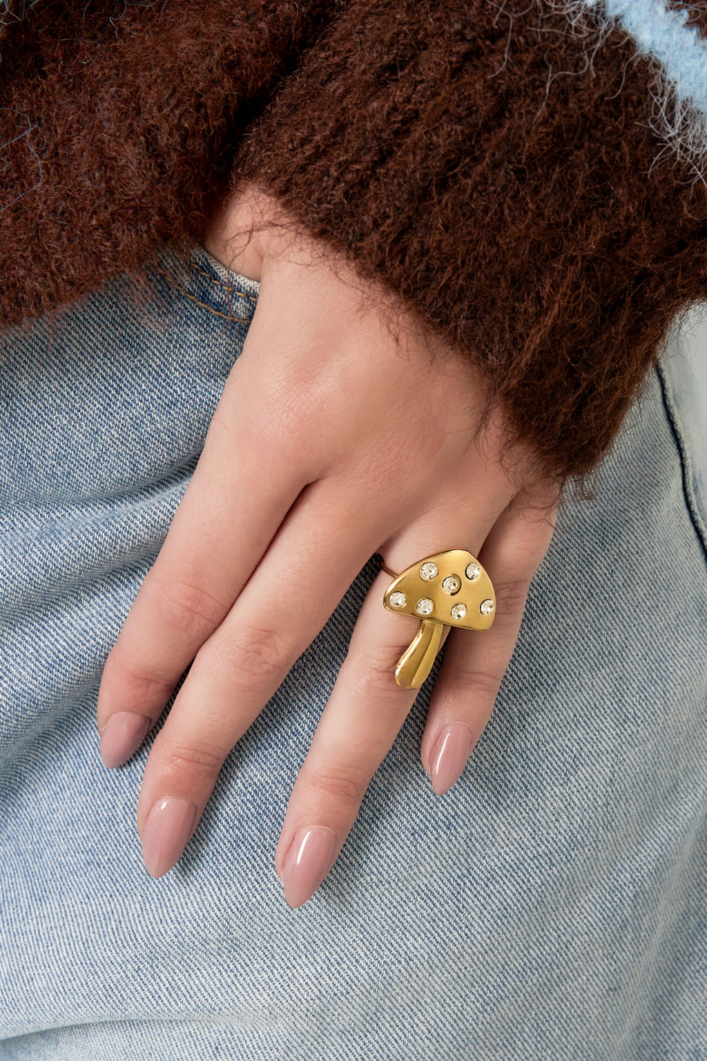 Roestvrijstalen statementringen, planten, gedragen om de vinger van een model