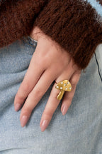 Roestvrijstalen statementringen, planten, gedragen om de vinger van een model