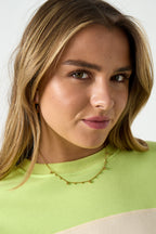 Ketting met afwisselende bolletjes - goud - gedragen om de hals van een model