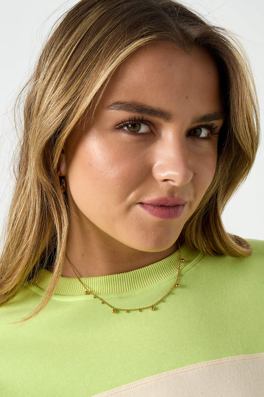Ketting met afwisselende bolletjes - goud - gedragen om de hals van een model