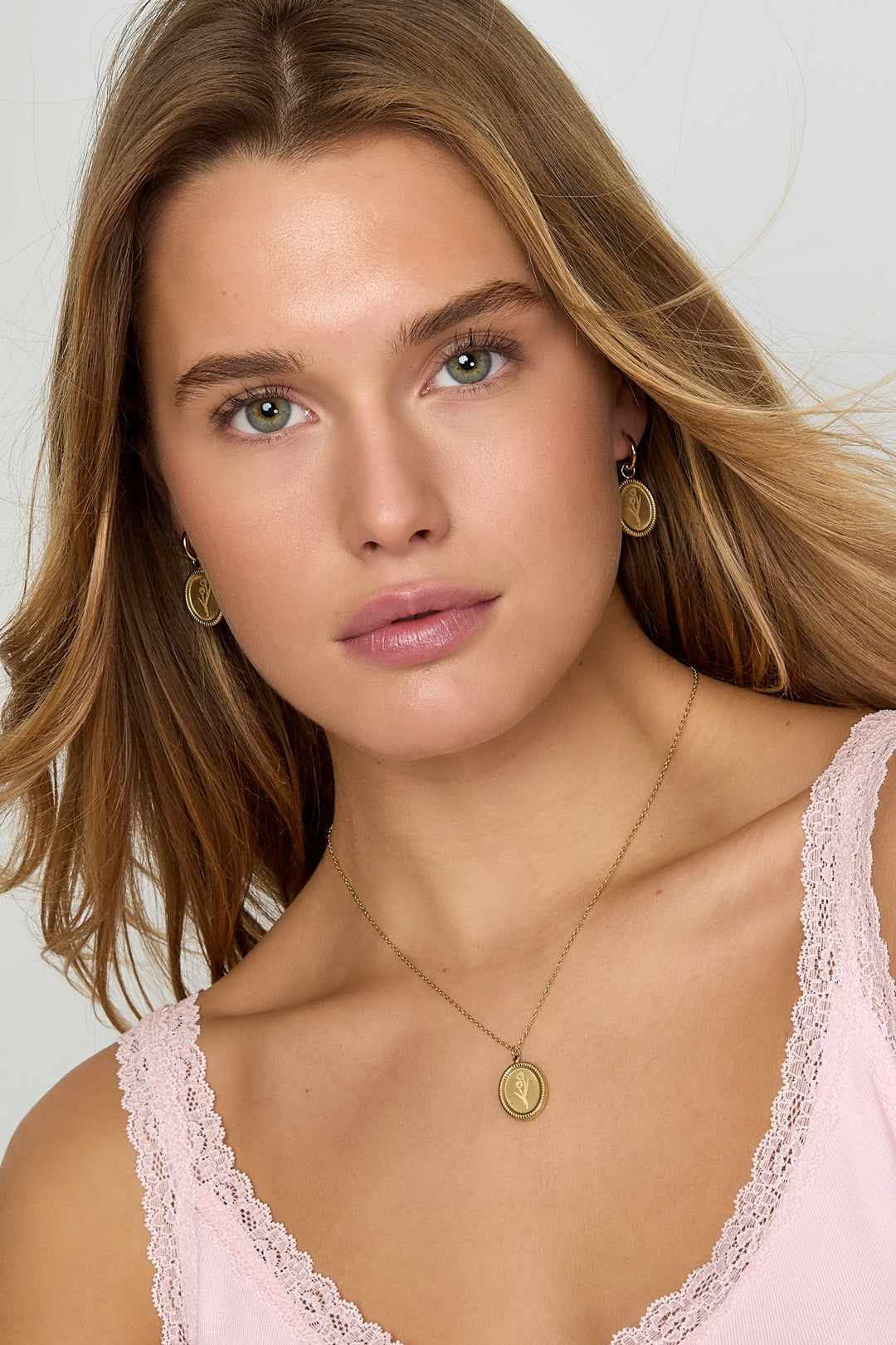 Tulpenbloem ketting van roestvrij staal - goud - gedragen om de hals van een model vooraanzicht