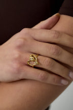 Ring met roos op hart - goud - gedragen