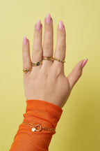 Ringen van roestvrij staal – Minimalistisch met stippen – Eenvoudig en dagelijks draagbaar - gedragen om de vinger van een model