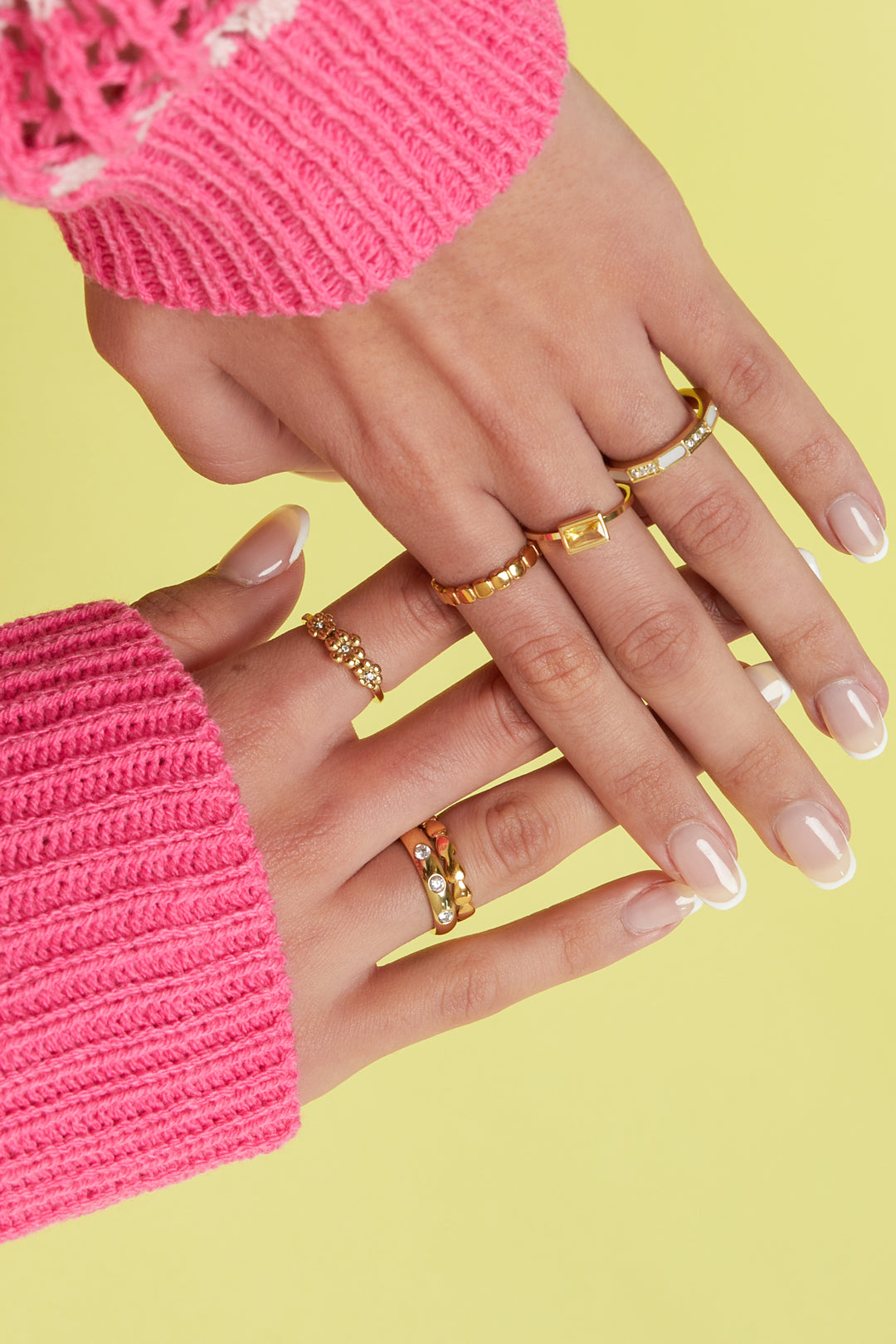 Ring met rechthoekige opvallende steen - gedragen om de vinger van een model