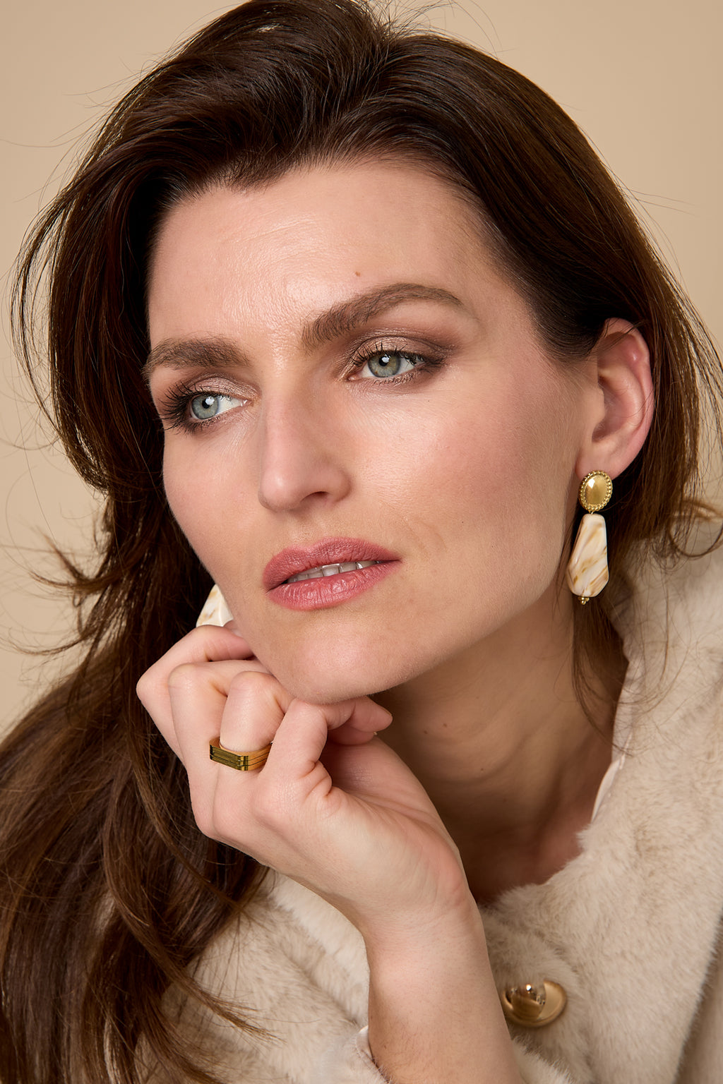 Oorbellen met natuursteen look - wit - gedragen in het oor van een model