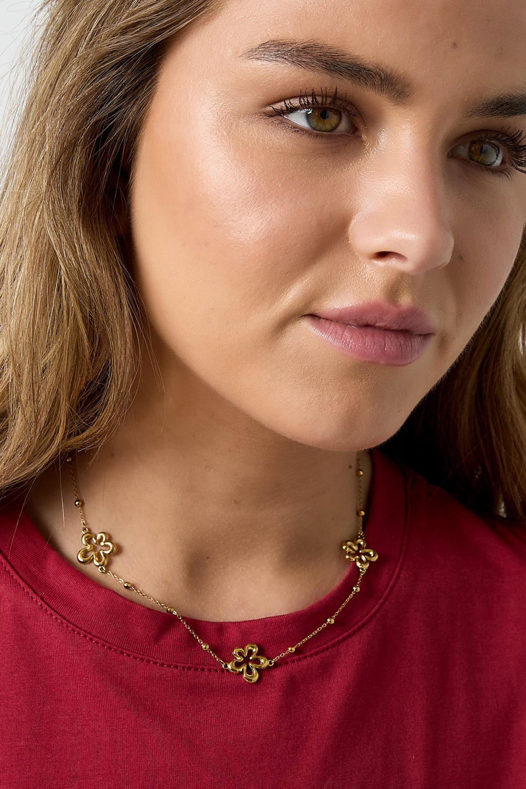 Ketting met koraalvormige bloemen - goud  - gedragen om de hals van een model