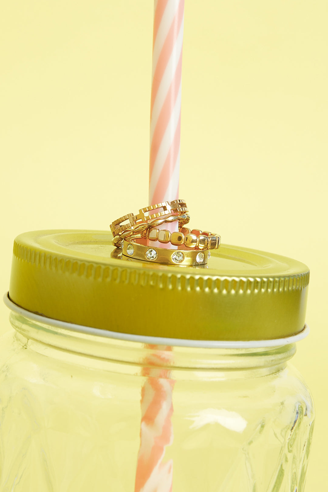 Ringen van roestvrij staal – Minimalistisch met cirkel – gestapelde ringen op een rietje