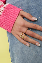 Ring met minimalistische steentjes - gedragen om de vinger van een model