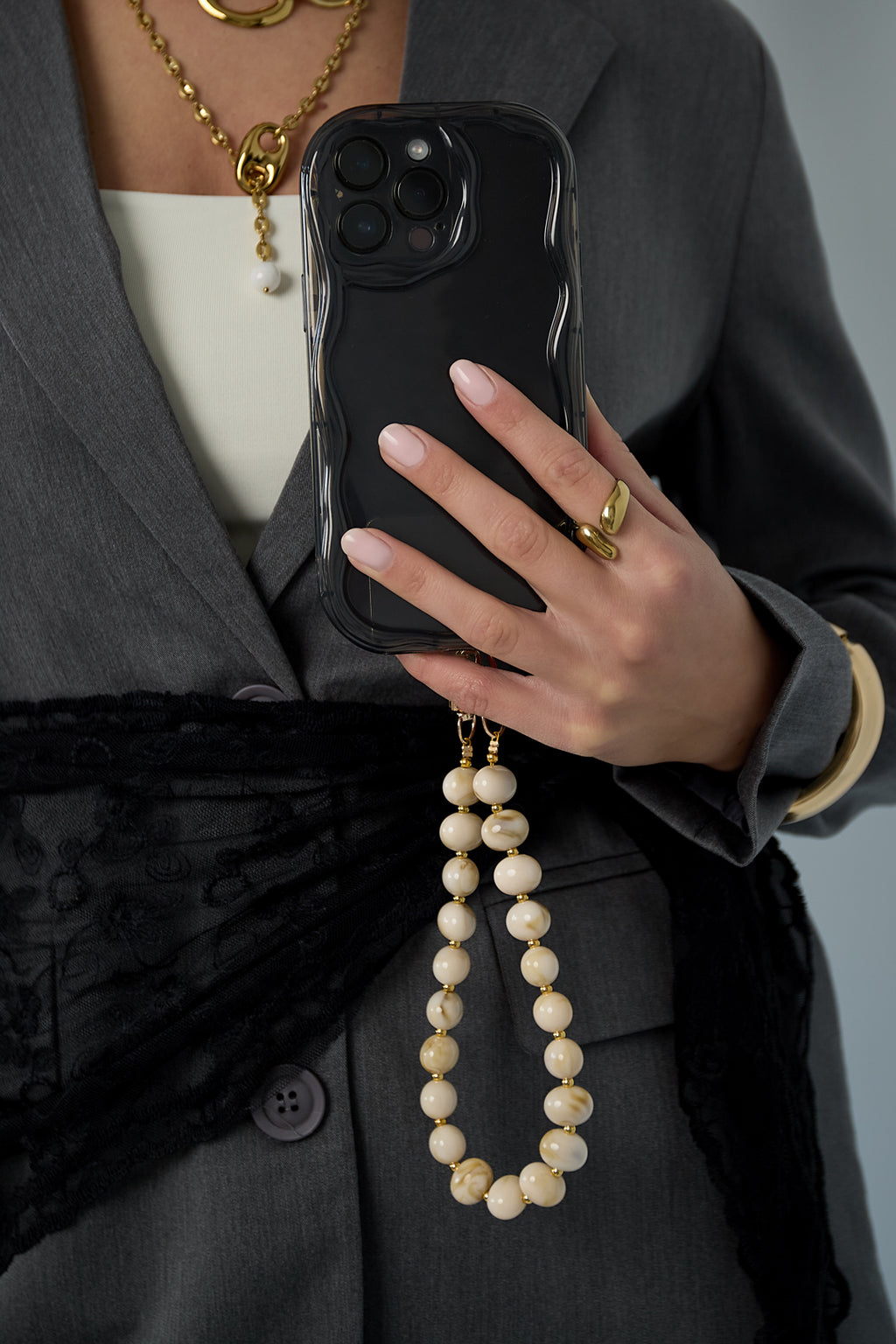 Telefoon Ketting - in de hand van een model aan een telefoon