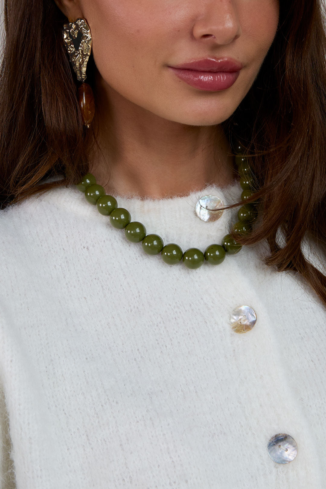 Ketting met grote kralen en sluiting aan de voorkant – 15 mm - donker groen - gedragen om de hals van een model