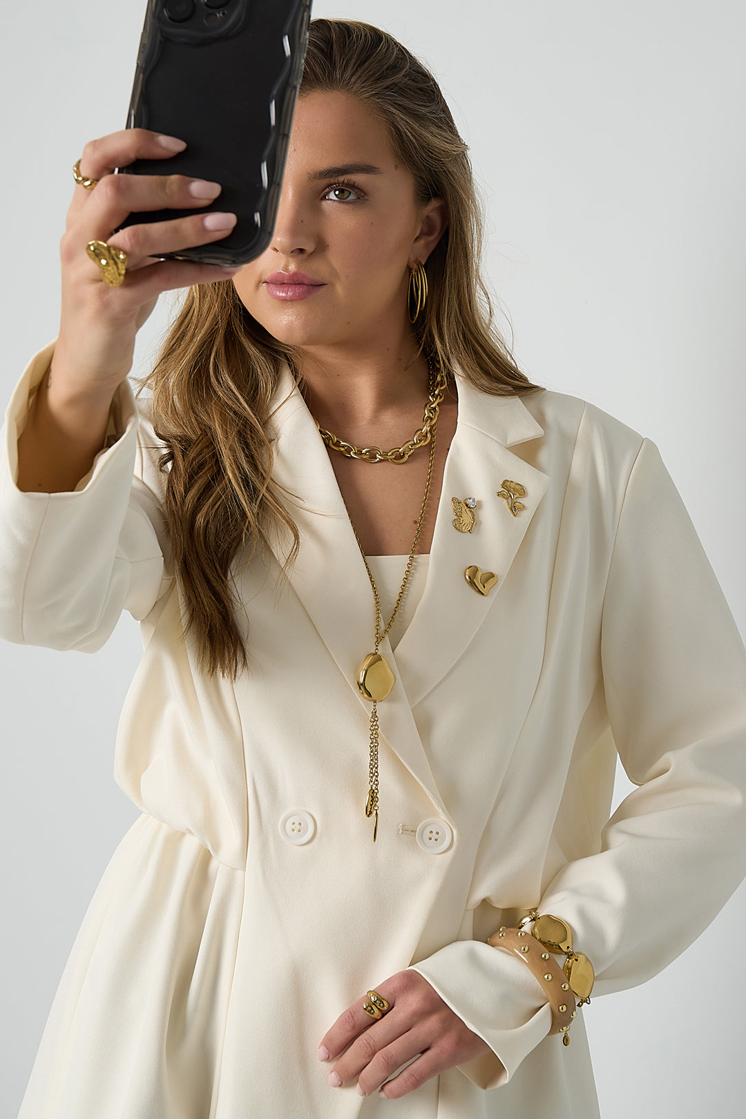 Lange ketting met kralen in organische vorm - gedragen om de hals van een model terwijl zij een selfie maakt