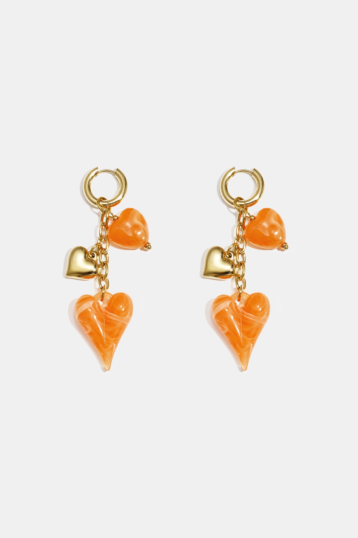 Oorbellen met hangende harten aan ketting