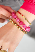 Armbandenset met ronde kralen - roze - gedragen om de arm van een model