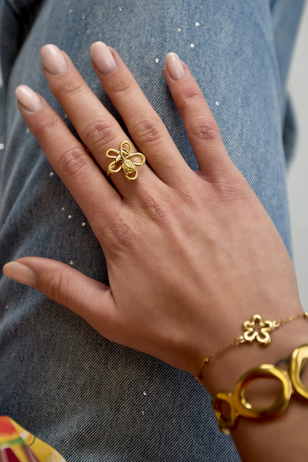 Ring met roos op bloem - gedragen