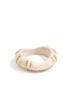 Hars bangle armband met studs in strepen patroon