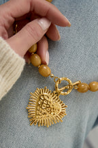 Kralenketting met frontsluitingcharm - kaki - spijkerstof achtergrond