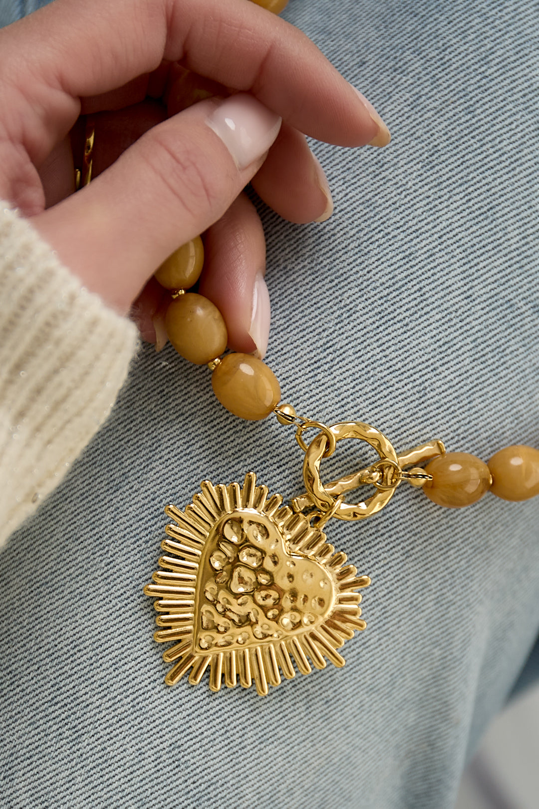 Kralenketting met frontsluitingcharm - kaki - spijkerstof achtergrond