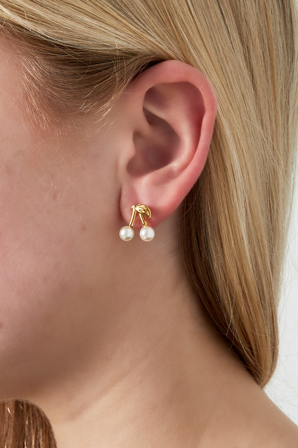 Kersen Clip Oorbellen - gedragen in het oor van een model