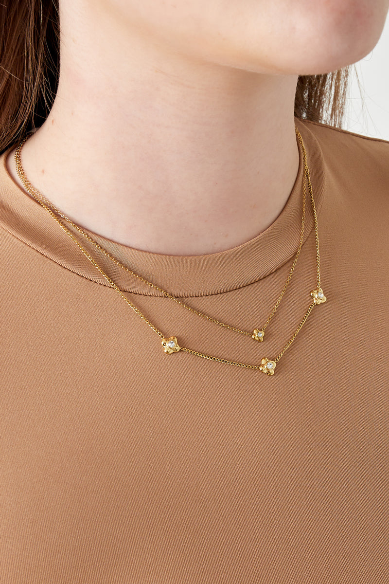 flowery ketting - goud - gedragen om de hals van een model