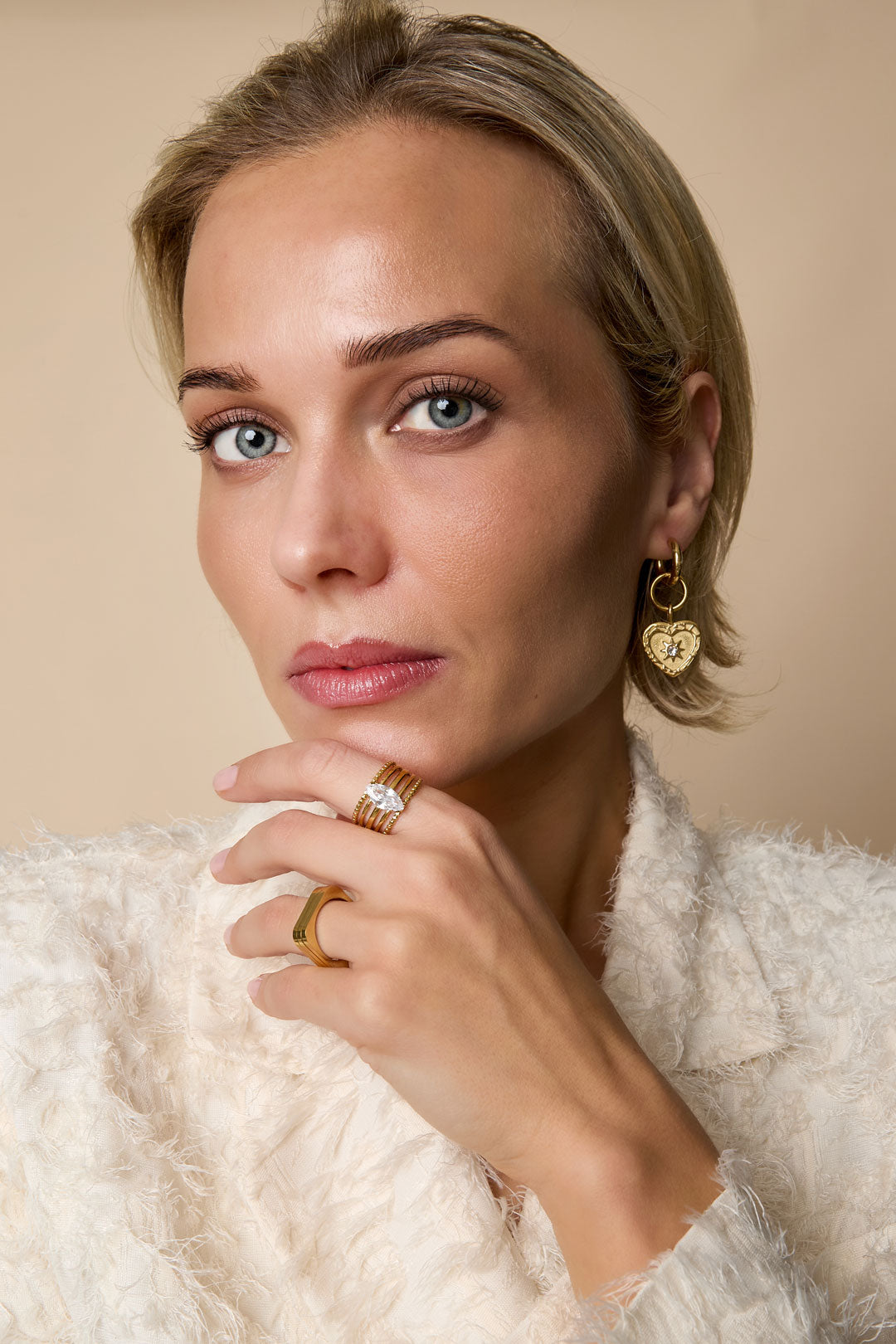 Ringen van roestvrij staal met edelsteen – Lijntjes – gedragen om de vinger van een model