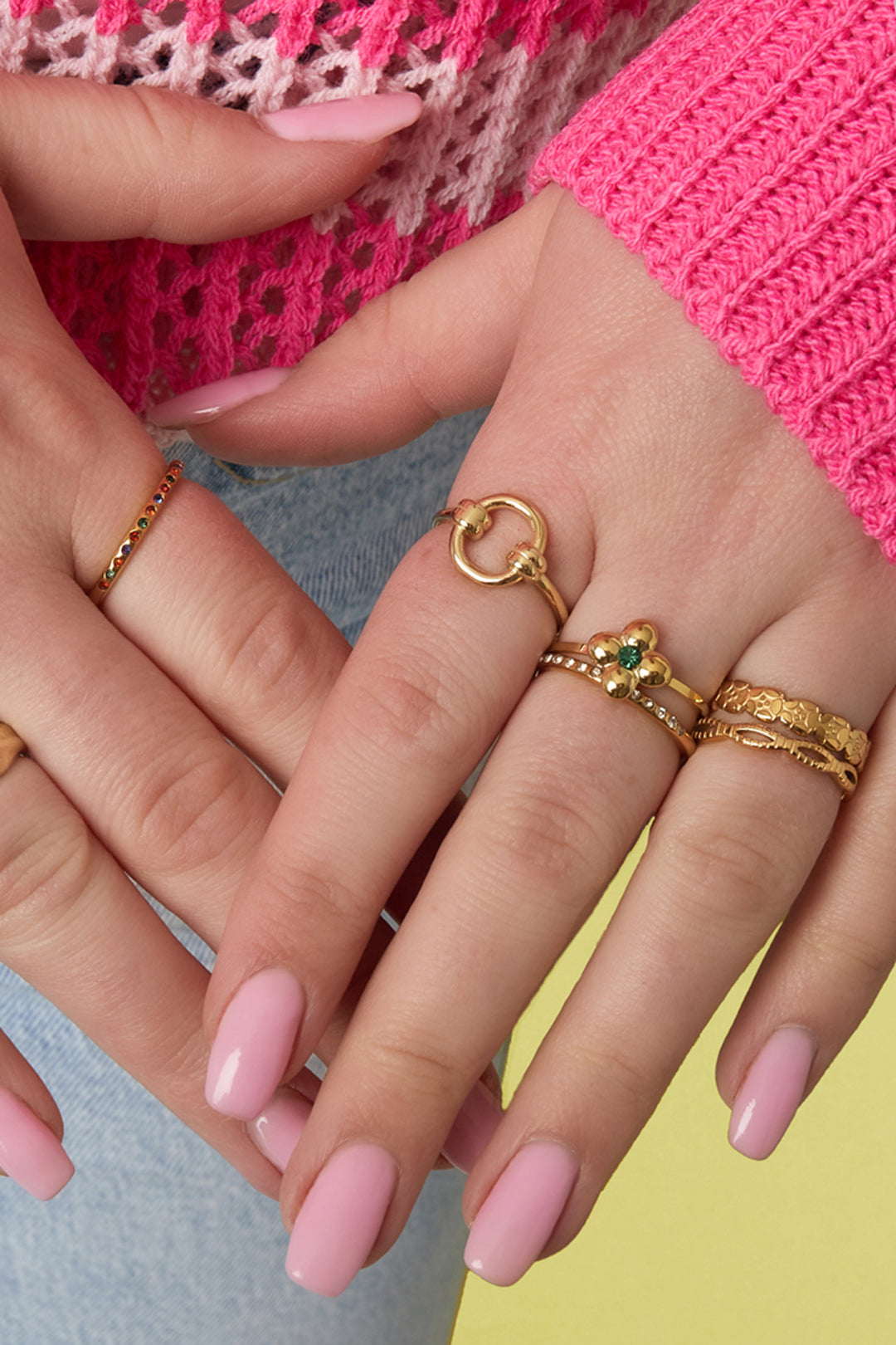 Ringen van roestvrij staal – Minimalistisch met cirkel – gedragen om de vinger van een model