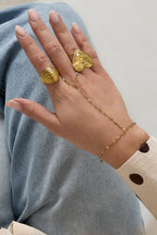 Handketting met dikke schakels - goud - gedragen op de hand van een model