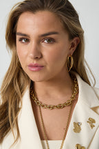 Gelaagde eenvoudige oorringen - goud - vooraanzicht van het gezicht van een model